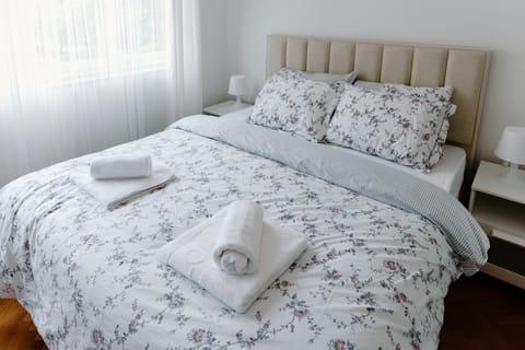 Bed, Bedroom, towels