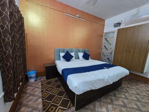Bed, Bedroom, wardrobe, air conditioner