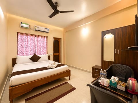 Bed, TV and multimedia, Living room, Photo of the whole room, Seating area, Bedroom, fireplace, towels, wardrobe, air conditioner