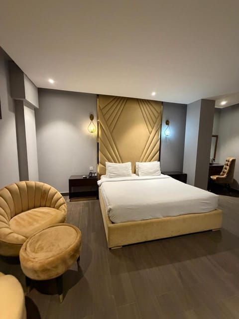 Bed, Living room, Photo of the whole room, Bedroom