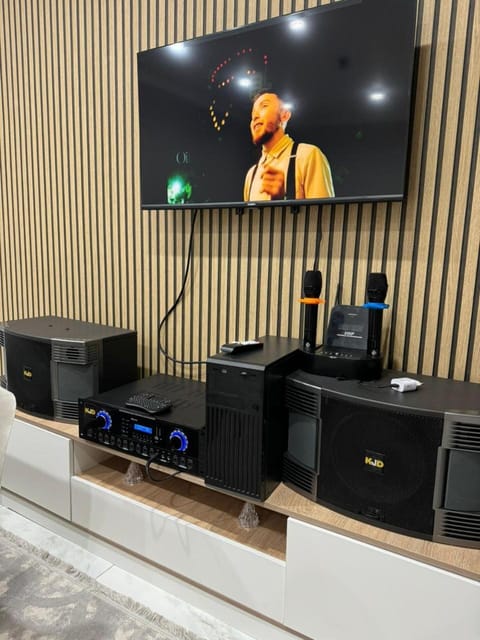 Communal lounge/ TV room, Karaoke, Seating area