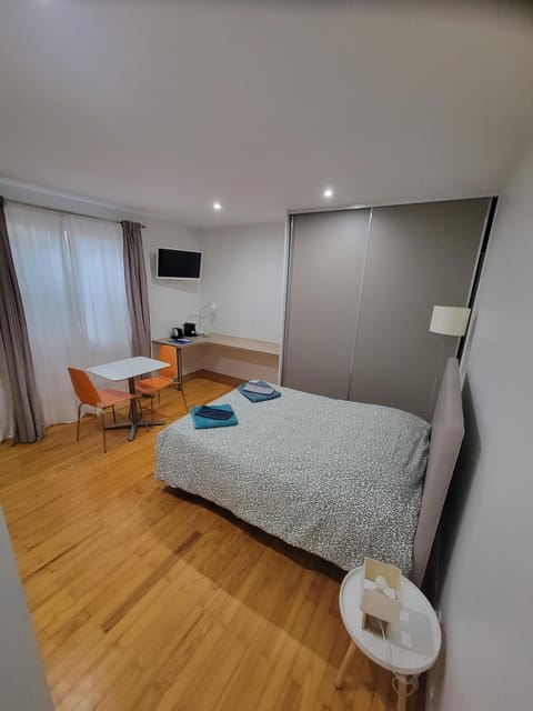 Bed, TV and multimedia, Living room, Seating area, Bedroom, towels