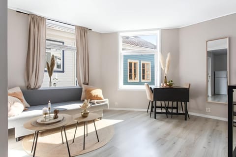 Kitchen or kitchenette, Living room, Seating area, Dining area