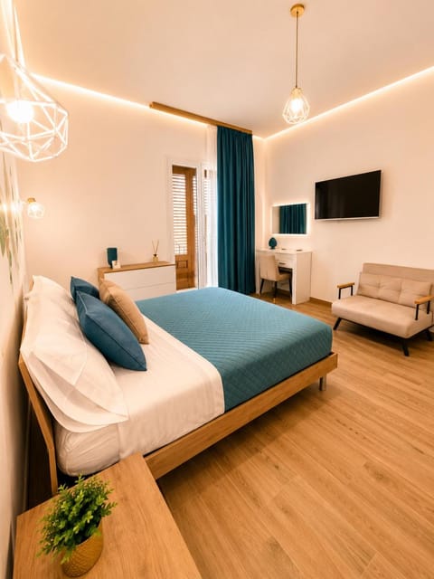 Communal lounge/ TV room, Bed, TV and multimedia, Living room, Photo of the whole room, Seating area, Bedroom