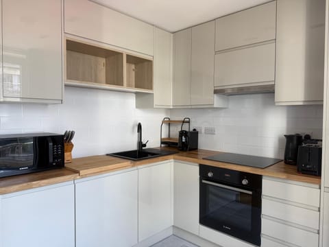Coffee/tea facilities, Kitchen or kitchenette, dishwasher, microwave, stove, toaster