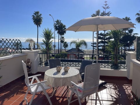 Property building, Balcony/Terrace, Living room