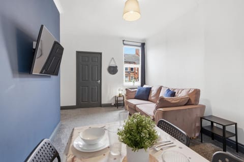 TV and multimedia, Living room, Seating area, Dining area