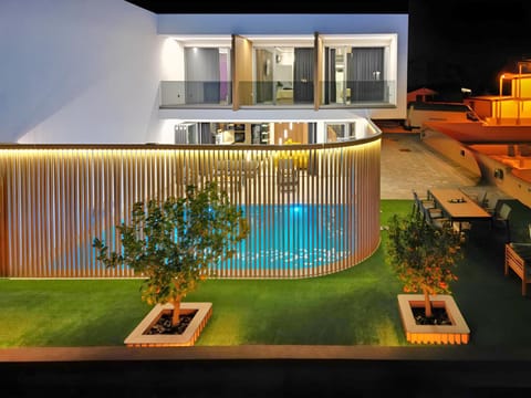 Property building, Garden, Swimming pool