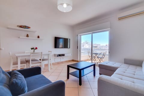 TV and multimedia, Living room, Seating area, Evening entertainment