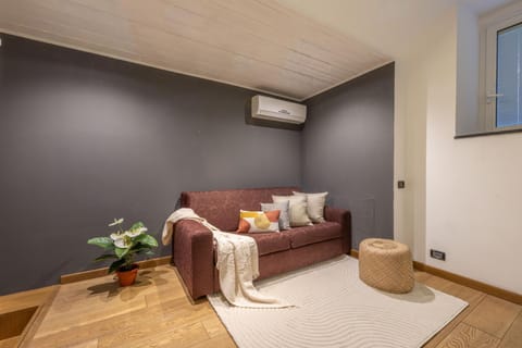 Living room, Seating area, air conditioner