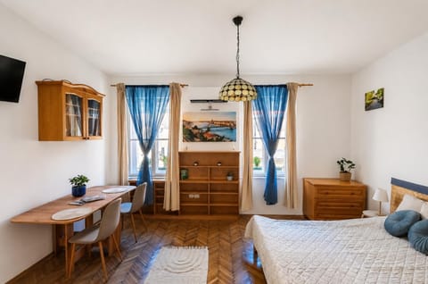 Bed, Living room, Dining area, Bedroom