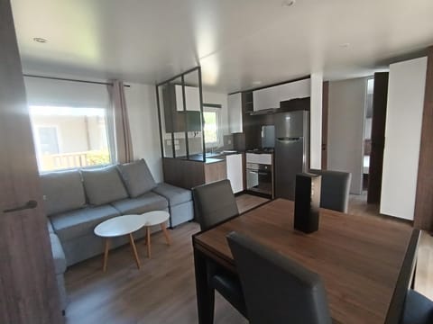 Kitchen or kitchenette, Seating area, Dining area, oven