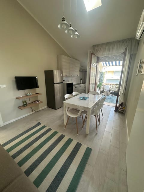 TV and multimedia, Kitchen or kitchenette, Living room, Dining area