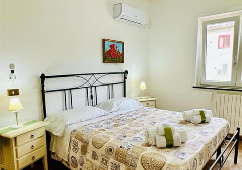 Bed, Photo of the whole room, Dining area, Bedroom, towels, air conditioner