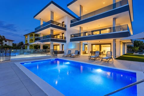 Property building, Swimming pool, Breakfast
