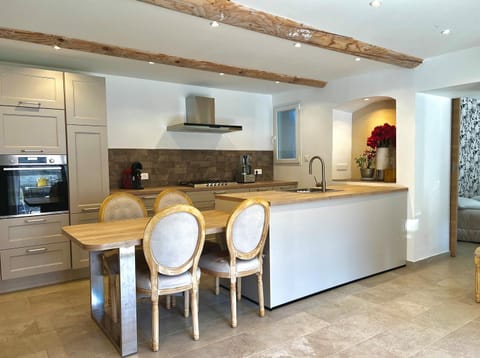 Coffee/tea facilities, Dining area, dishwasher, microwave, oven, stove