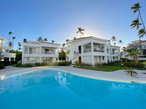 Property building, Pool view, Swimming pool, sunbed