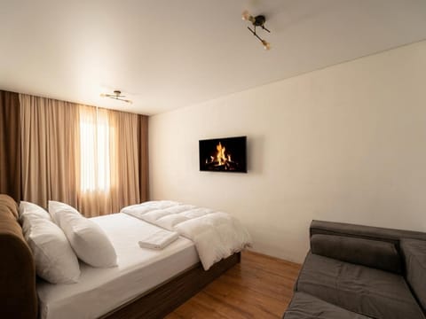 Bed, TV and multimedia, Photo of the whole room, Bedroom