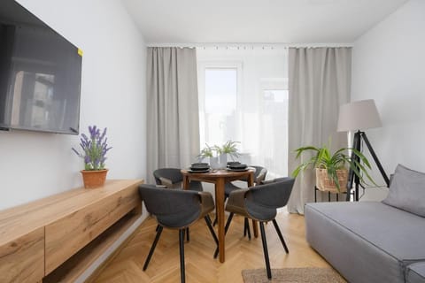 Communal lounge/ TV room, TV and multimedia, Living room, Photo of the whole room, Seating area, Dining area, Evening entertainment