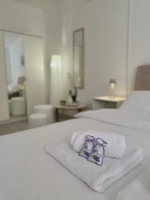 Bed, Bedroom, towels