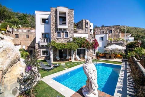 Property building, Spring, Day, Natural landscape, Garden, Garden view, Mountain view, Pool view, Swimming pool, sunbed