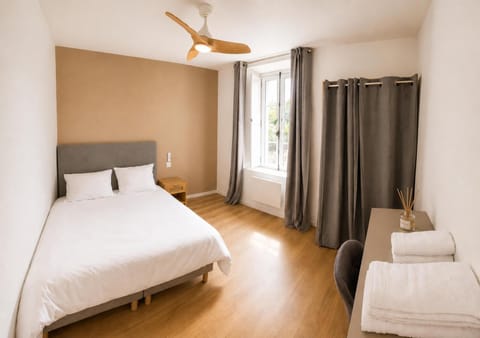 Photo of the whole room, Bedroom