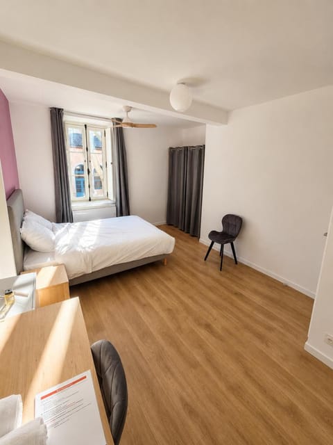 Bed, Photo of the whole room, Seating area, Bedroom