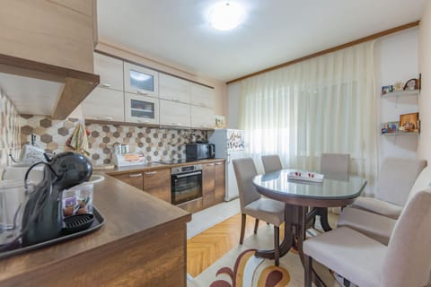 Dining area, kitchen