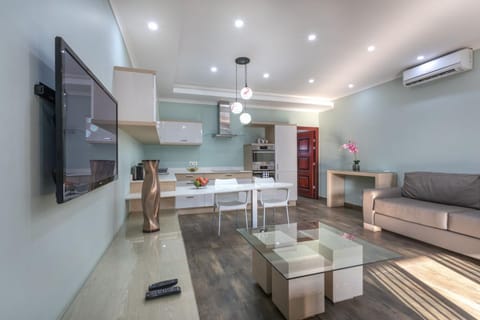 Kitchen or kitchenette, Living room, Seating area, Dining area