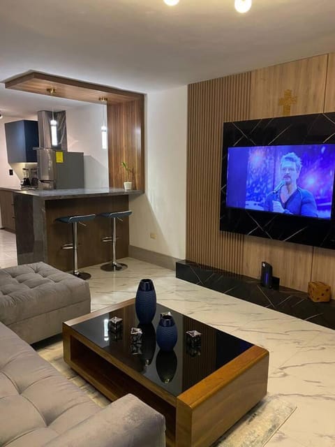 Communal lounge/ TV room, TV and multimedia, Kitchen or kitchenette, Living room, Seating area, Evening entertainment