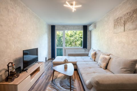 Communal lounge/ TV room, TV and multimedia, Living room, Seating area, Evening entertainment