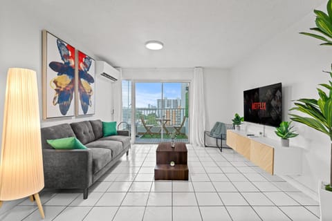 Communal lounge/ TV room, TV and multimedia, Living room, Seating area, Evening entertainment