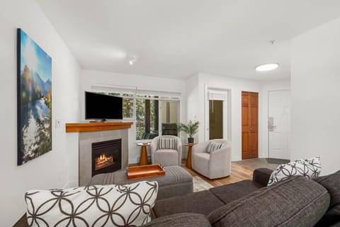 TV and multimedia, Living room, Seating area, fireplace
