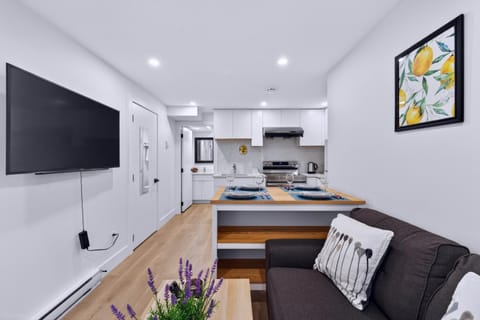 Communal lounge/ TV room, TV and multimedia, Kitchen or kitchenette, Living room, Seating area, Dining area, Evening entertainment, oven, stove
