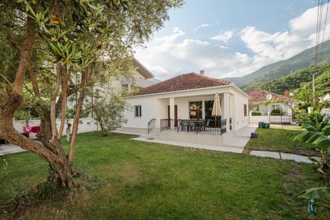 Property building, Patio, Garden, Garden, Garden view, Mountain view