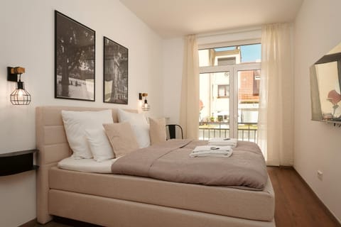 Bed, Photo of the whole room, Seating area, Bedroom