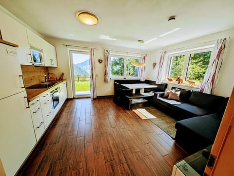 Kitchen or kitchenette, Living room, Seating area, Dining area, oven, pet friendly