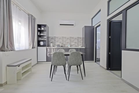 Kitchen or kitchenette, Dining area, air conditioner