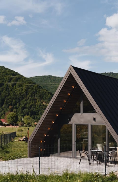 Property building, Spring, Day, Natural landscape, Balcony/Terrace, Mountain view
