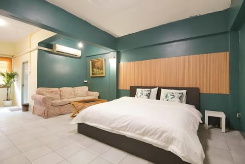 Bed, Living room, Photo of the whole room, Seating area