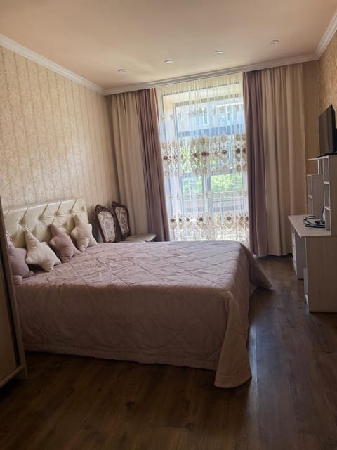 Bed, TV and multimedia, Photo of the whole room, Bedroom