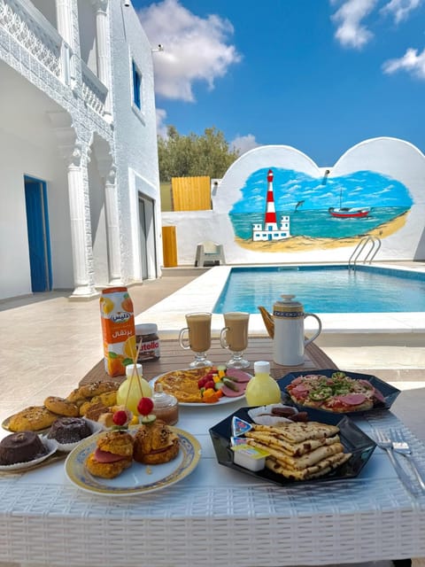 Property building, Swimming pool, Breakfast