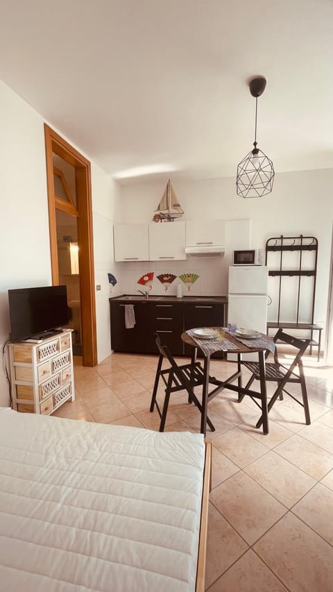Photo of the whole room, Dining area