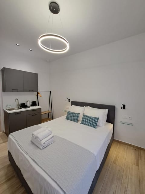 Bed, Photo of the whole room, towels