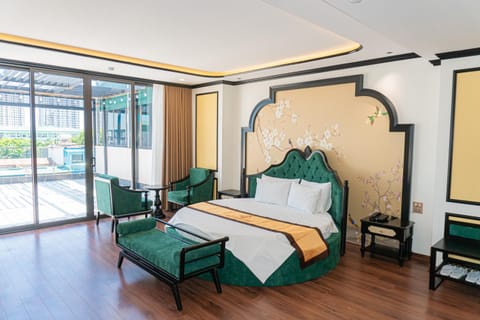 Bed, Living room, Photo of the whole room, Seating area, Bedroom