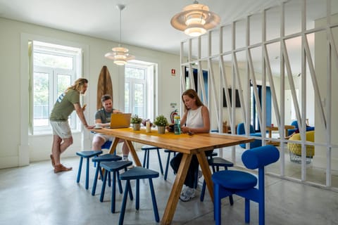 Coffee/tea facilities, Lounge or bar, Dining area, Breakfast, internet
