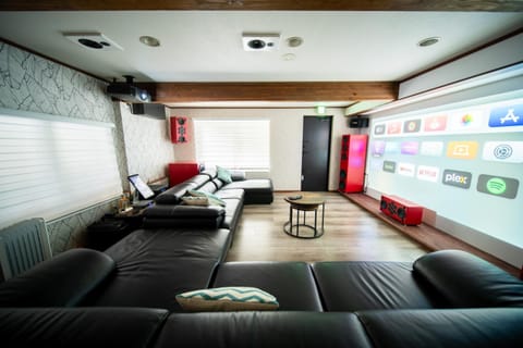 Communal lounge/ TV room, TV and multimedia, Seating area, Evening entertainment
