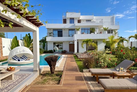 Property building, Balcony/Terrace, Balcony/Terrace, Swimming pool