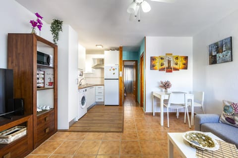 TV and multimedia, Kitchen or kitchenette, Living room, Dining area, stove
