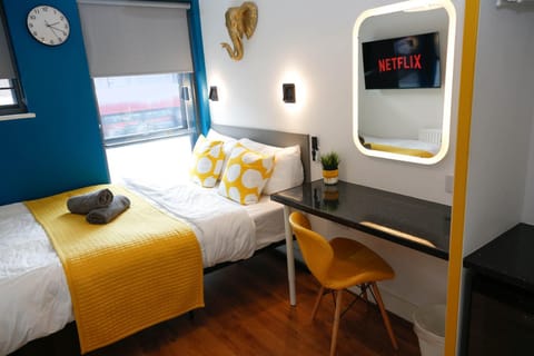 Bed, TV and multimedia, Photo of the whole room, Bedroom, towels